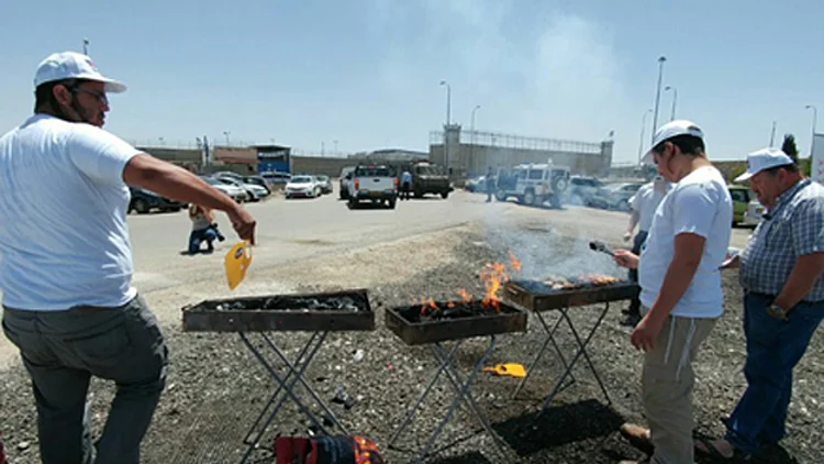 התגובה לשביתת הרעב - מנגל מול הכלא