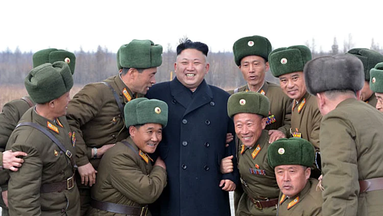 קים ג'ונג און עם אנשי בטחון צ' קוריאנים
