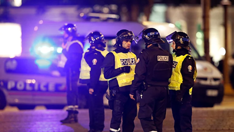 הפיגוע בפריז "השוטר נורה כשישב ברכב". "חשבתי שאמות לצד בתי"