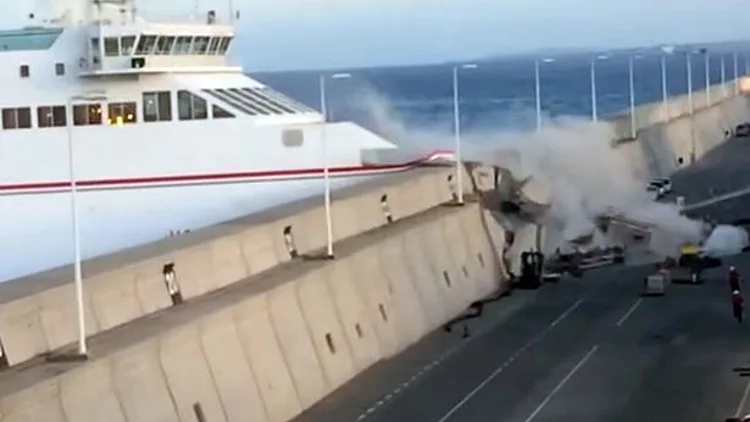 מעבורת שנשאה 140 תיירים התרסקה לתוך קיר