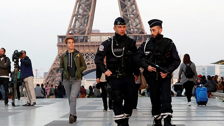 50 אלף שוטרים: כוננות שיא בצרפת. שוטרים בפריז