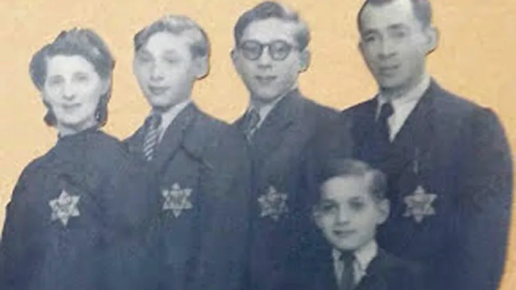ניצול השואה משחזר: משפחה שלמה במסתור. משפחת פרקט