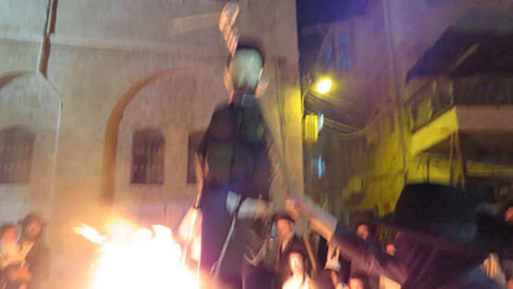 מדורת לג בעומר בשכונת מאה שערים בירושלים. שריפת בובה