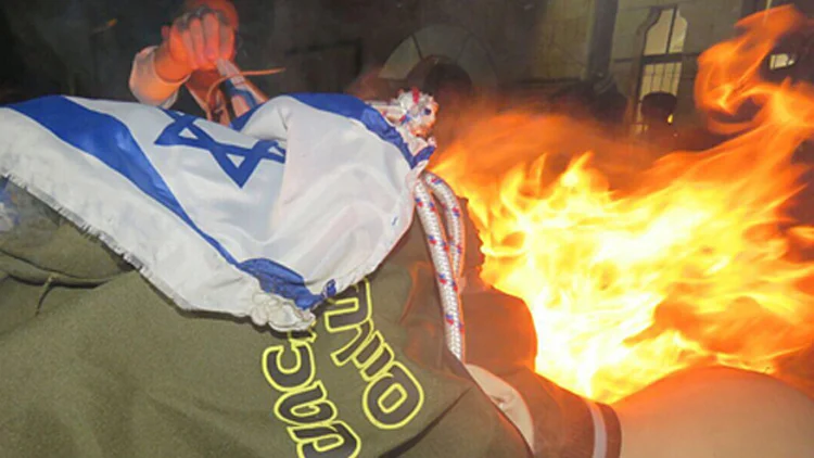 הבובה עולה באש. שורפים גם דגלי ישראל
