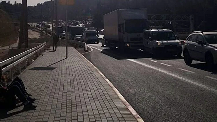 מסוף תחבורה ציבורית, כביש. חשופים לסכנה