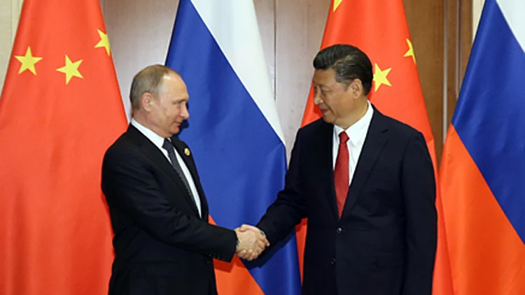 נשיא רוסיה ולדימיר פוטין ונשיא סין שי ג'ינפינג בפסגה בבייג'ינג