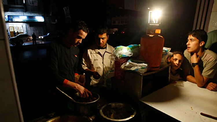 משפחה בעזה ללא חשמל (רויטרס)