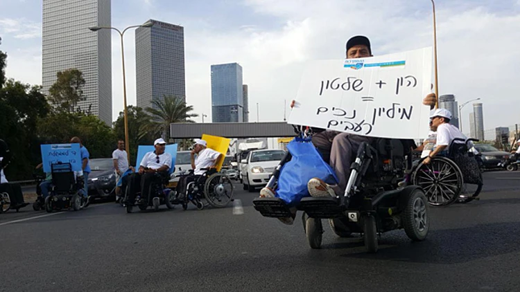 הנכים חוסמים את איילון בהפגנה בתל אביב