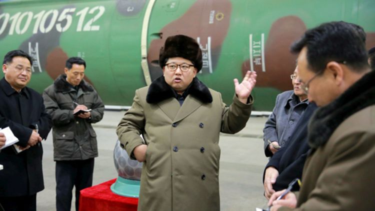 קים ג'ונג און צופה בפצצת המימן (KCNA)