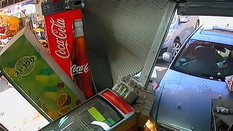 תיעוד מצלמות האבטחה: הנהגת שנכנסה לתוך חנות הנוחות בתחנת דלק באשדוד