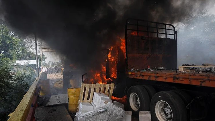 משאית עם סיוע הומניטרי עולה באש בוונצואלה