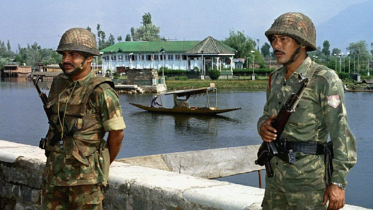 חיילים הודים במהלך שמירה בחבל קשמיר (1995)