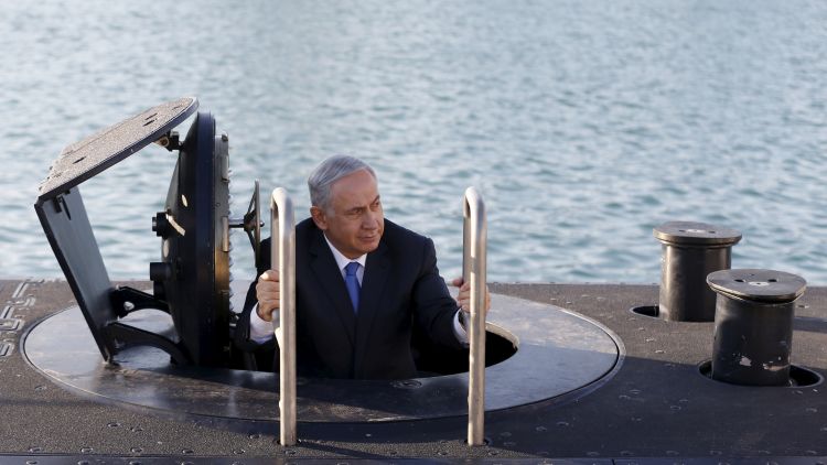 רה"מ נתניהו יוצא מצוללת בנמל חיפה
