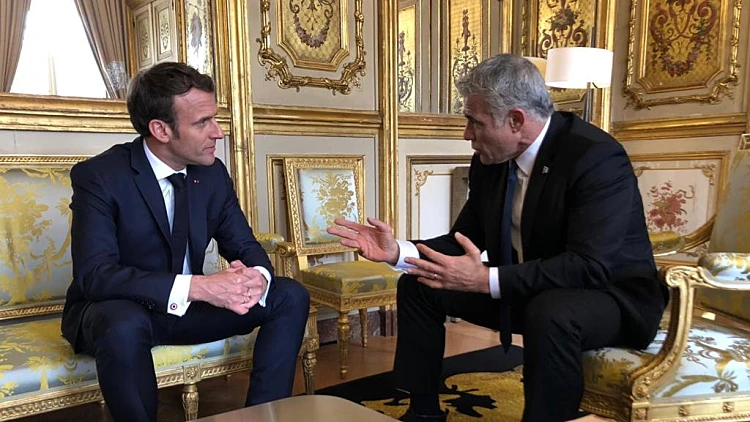 פגישתם של יאיר לפיד ונשיא צרפת עמנואל מקרון