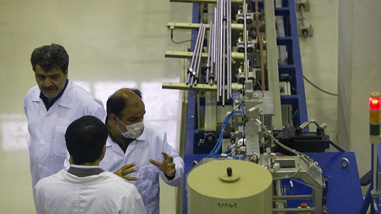 טכנאי בודק שסתומים במתקן אורניום בכור הגרעיני באיראן. לטכנאי הסורי הייתה אזרחות איראנית