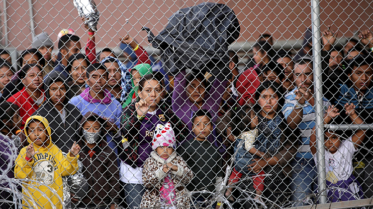 מהגרים שנעצרו על ידי רשויות ההגירה האמריקניות בגבול מקסיקו