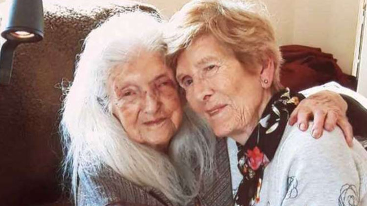 איילין מאקן בת ה-81 עם אמה אליזבת בת ה-103