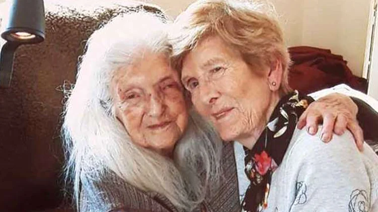 איילין מאקן בת ה-81 עם אמה אליזבת בת ה-103