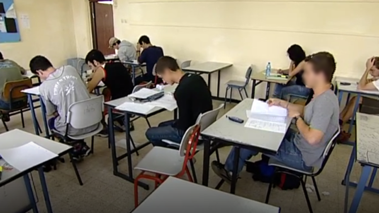 תלמידים במהלך מבחן - ארכיון