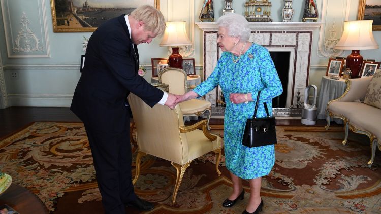 מפגש עם המלכה והמפגינים: יומו הראשון של ג'ונסון כר"מ בריטניה