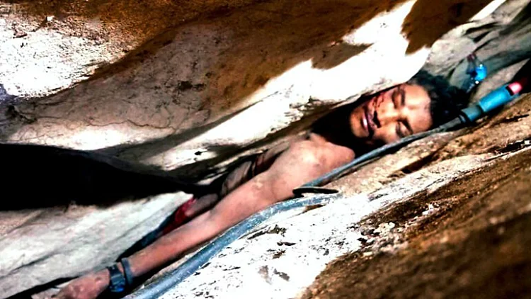 צעיר נלכד בנקיק צר בקמבודיה