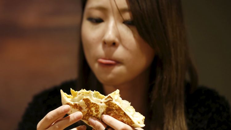 אישה אוכלת טאקו