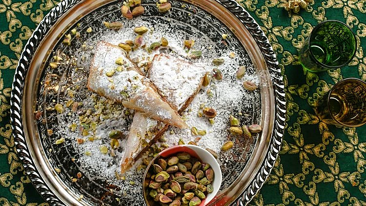 כוכבת השולחן: פסטייה עוף מרוקאית של ג'קי אזולאי