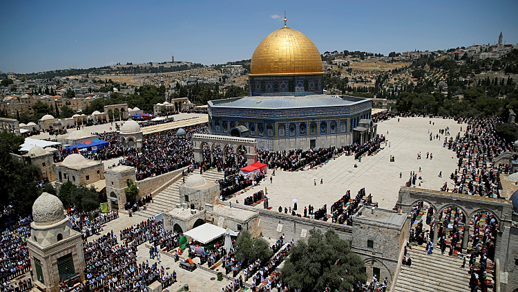 פלסטינים מתפללים במתחם הר הבית בירושלים במהלך חג הרמדאן