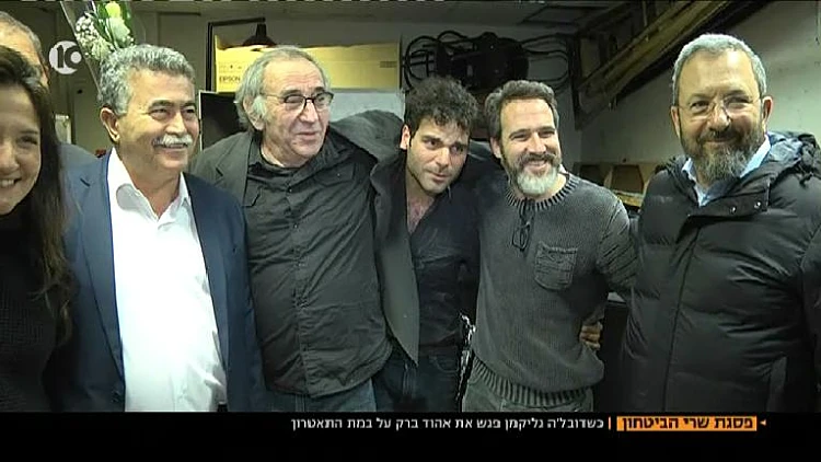 דובל'ה גליקמן, אהוד ברק ועמיר פרץ בהצגה "אנגינה פקטוריס"