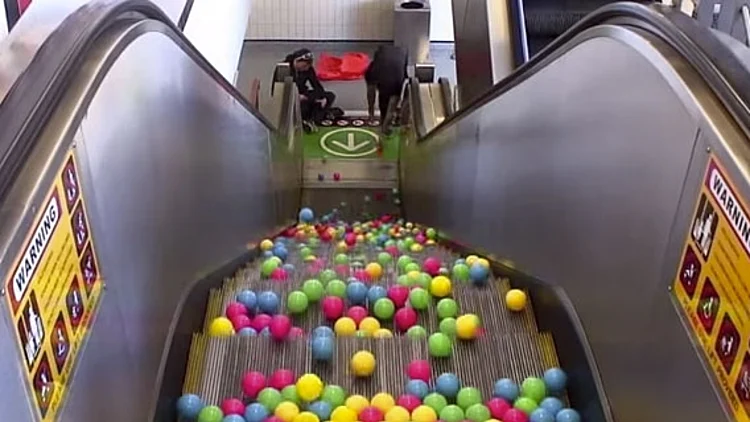 כדורים על מדרגות נעות יוטיוב ויראלי