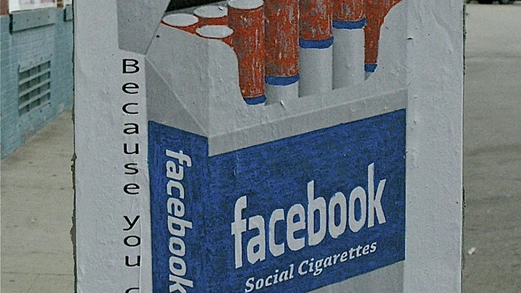 פוסטר: פייסבוק כקופסת סיגריות ממכרת
