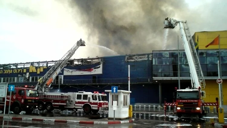 שריפה בחנות איקאה באזור התעשייה פולג בנתניה