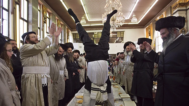 חסידים רוקדים בירושלים בחגיגות פורים 2011