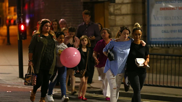 קהל שיוצא מזירת הפיגוע במנצ'סטר שבבריטניה, שם נרצחו לפחות 22 אנשים בסוף הופעתה של הזמרת אריאנה גרנדה