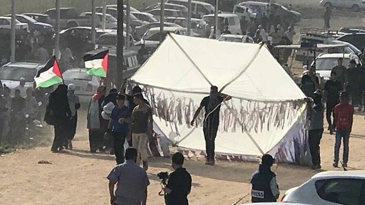 פלסטינים מרצועת עזה הכינו עפיפון ענק כדי לשלוח לישראל