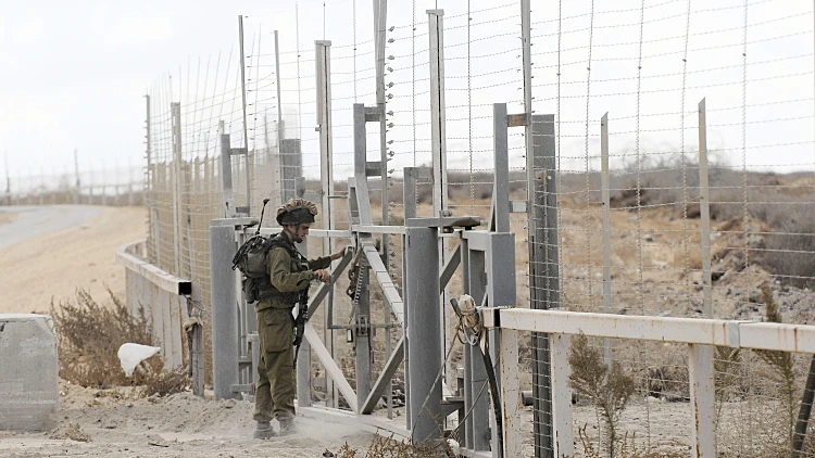 חייל צה"ל ליד גבול ישראל ורצועת עזה