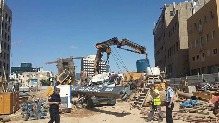 אתר הבנייה בתחנת הרכבת הקלה אלנבי בתל אביב שקרס בו מנוף