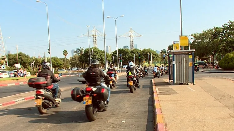אופנועים בכביש