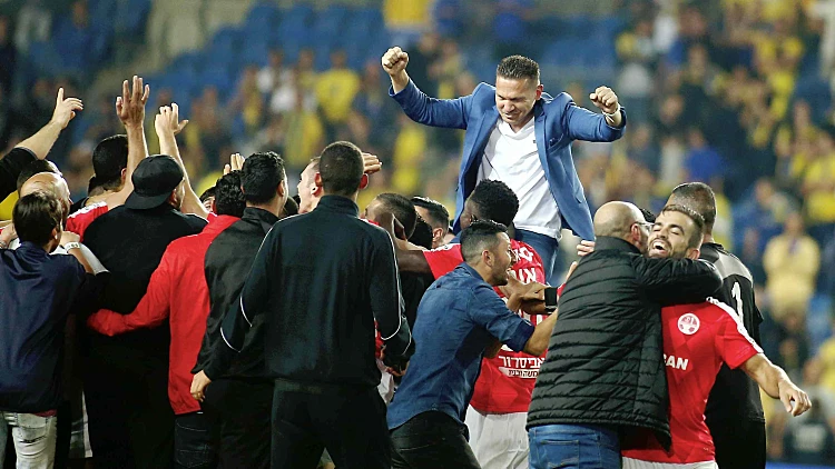 מאמן הפועל באר שבע, ברק בכר, לאחר זכיית הקבוצה באליפות שנייה ברציפות