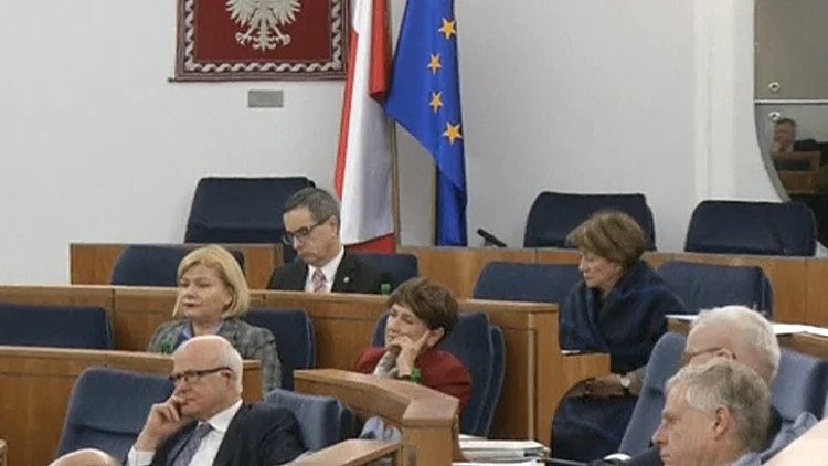הפרלמנט הפולני אישר הלילה את החוק ( חדשות עשר)