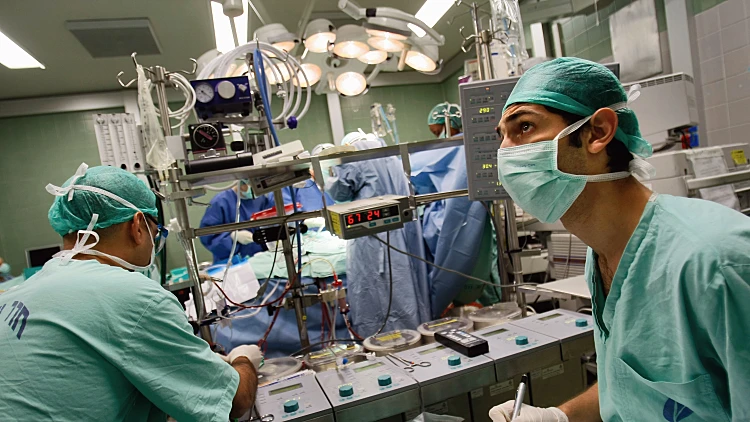 רופאים בחדר ניתוח