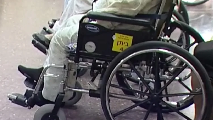 קשיש בכסא גלגלים בבית חולים גריאטרי