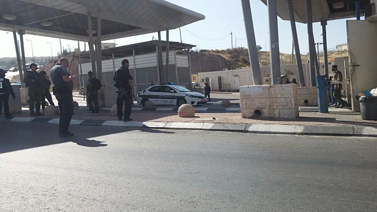 ניסיון פיגוע דקירה במחסום חיזמה מצפון לירושלים, המחבל נורה למוות
