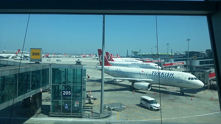 מטוסים מקורקעים בנמל התעופה אטאטורק באיסטנבול לאחר נסיון ההפיכה שנכשל