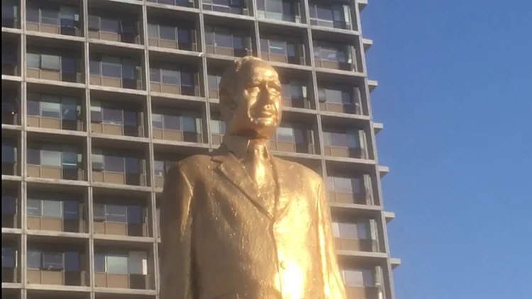 פסל זהב של ראש הממשלה בנימין נתניהו מוצב בכיכר רבין