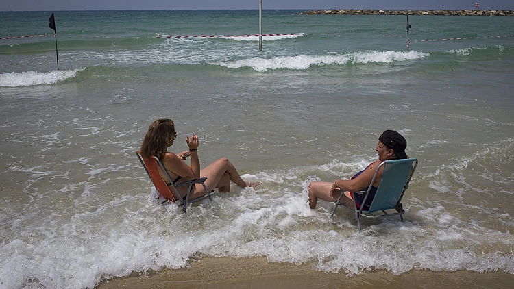מבלים בחוף הים בתל אביב