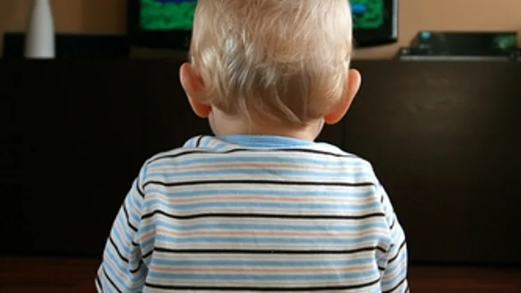 תינוק מול מסך הטלוויזיה