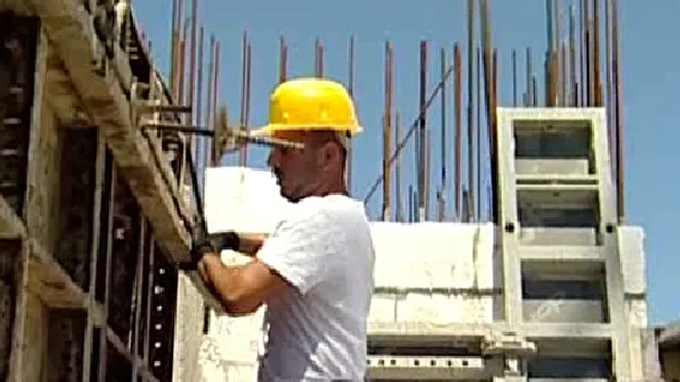 פועל ישראלי שעובד באתר בנייה. מתוך המגזין הכלכלי "אנליסט"