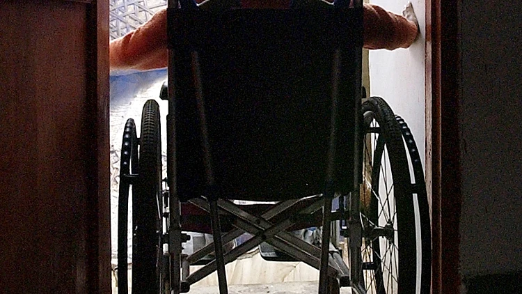 ילד בכסא גלגלים