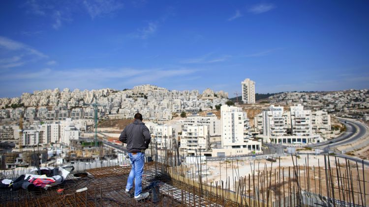 פועל באתר בנייה בשכונת הר חומה במזרח ירושלים